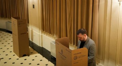 Argentinos salen a votar en la elección legislativa, clave para el gobierno de Javier Milei