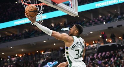 Giannis Antetokounmpo, estrella de Bucks, comete una grotesca falta en la NBA por caminar con el balón, pero los árbitros no se la señalan