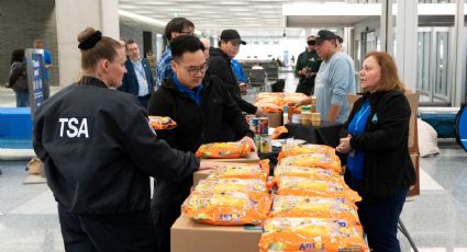 Trabajadores de seguridad y transporte de EU reciben alimentos tras cinco semanas de cierre de gobierno