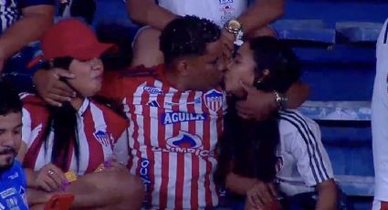 Aficionado es captado por la ‘kiss cam’ besando a dos mujeres durante un partido de futbol; las redes piden que le den el ‘Balón de Oro’