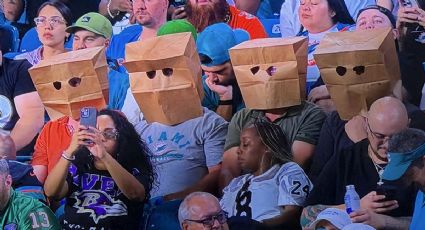 Los aficionados de los Dolphins muestran su indignación con bolsas de papel en la cabeza tras la abultada derrota ante los Ravens
