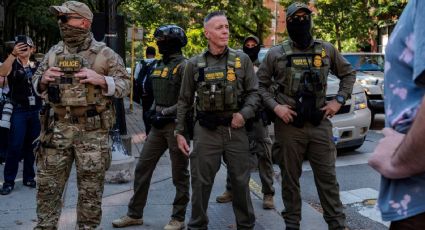 ICE despliega redada nocturna en edificio departamental de Chicago; detienen a 37 personas