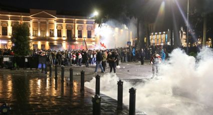 Manifestantes en Georgia intentan asaltar al palacio presidencial; policía lanza gases lacrimógenos