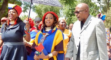 Amenazan con colapsar Parlamento sudafricano si permite a maridos ponerse el apellido de la esposa