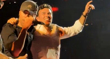 El cantante Enrique Iglesias sube a Checo Pérez al escenario durante su concierto en Guadalajara y se arrodilla ante él