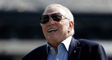 Jerry Jones, dueño de Cowboys, es multado con 250 mil dólares por gesto obsceno a aficionados; dijo que quiso hacer la seña del pulgar arriba