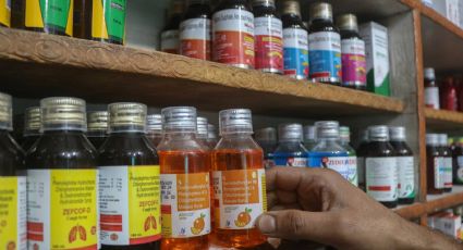 Detienen en India a dueño de farmacéutica ligada a jarabe de tos que presuntamente provocó la muerte de 20 niños