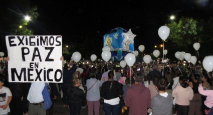 Termina novenario de rosarios por Carlos Manzo en la plaza donde fue asesinado
