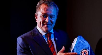 El exfutbolista Carlos Hermosillo presume en redes sus goles ante Pumas y un fan felino le replica: “¿No te acordarás cuántos millones desviaste de la Conade?”