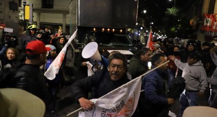 CNTE llega a CDMX: intentan derribar vallas para ingresar a Palacio Nacional