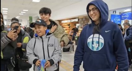 Jugadora del Tri Femenil Sub 17 que ganó el tercer lugar en el Mundial, le regala unos zapatos a un niño que recibió de madrugada al equipo en el aeropuerto