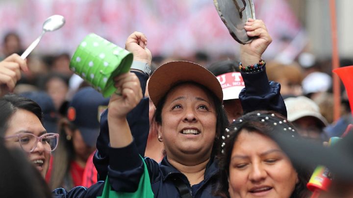 Miles de maestros de Perú se manifiestan para exigir pensiones dignas y aumento salarial