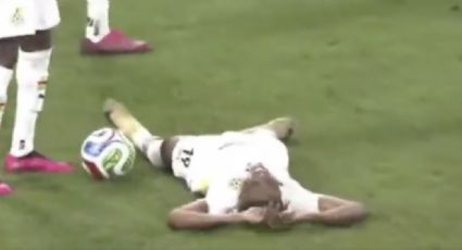 Escalofriante lesión: Abu Francis, figura de la selección de Ghana, se fractura la pierna al bloquear el disparo de un rival japonés