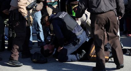 Arrestan a 21 manifestantes afuera de instalaciones de ICE en Chicago