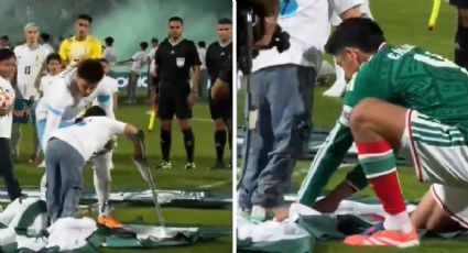 Edson Álvarez y José Giménez, capitanes en el México-Uruguay, auxilian a niña en muletas que tropezó con la publicidad previo al protocolo inicial