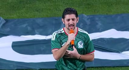 Tony Mils, nieto del empresario Carlos Slim, interpreta el Himno Nacional en Torreón en el partido entre México y Uruguay