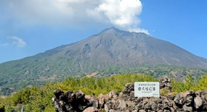 Se registra erupción volcánica en Japón con una columna de humo de cuatro kilómetros