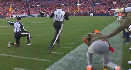 ¡Al suelo! Sean Payton, coach de los Broncos, es derribado por un réferi y todavía le marcan conducta antideportiva