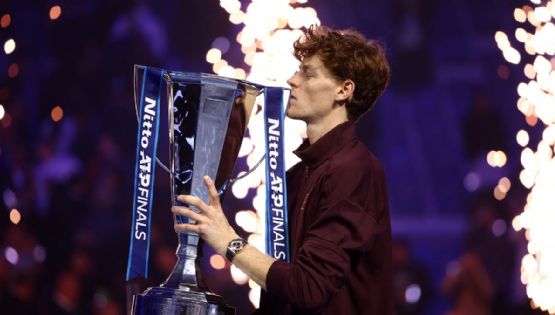 ¡Se proclama bicampeón! Jannik Sinner vence a Carlos Alcaraz para llevarse el trofeo de las Finales de la ATP