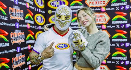 Místico, icónico luchador mexicano, le regala su máscara a la actriz Estér Expósito tras vencer a Atlantis Jr. y avanzar a la Final por el título del Torneo Leyenda Azul
