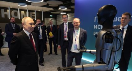 Baila para Putin el primer robot humanoide ruso con IA; "muy bonito", le agradece el líder