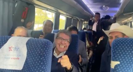 Diputados de Morena, PT y PVEM se trasladan en cinco autobuses para acudir a Palacio Nacional