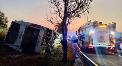Mueren siete personas y 26 más resultan heridas en volcadura de autobús en Michoacán