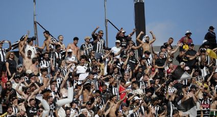 Jugadores del Atlético Mineiro encaran a un fan del equipo que ‘reventó’ a los cobradores de penalti en la Final de la Copa Sudamericana