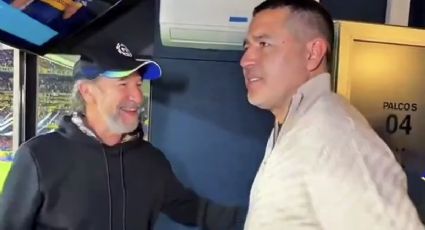 “Usted es el ídolo de mi mamá, se sabe cada canción”: Riquelme, presidente de Boca Juniors, se rinde ante ‘El Buki’
