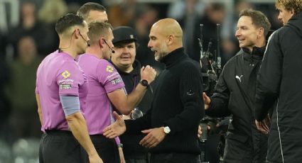 Pep Guardiola, DT del Manchester City, se disculpa con un camarógrafo al que le agarró los audífonos para reclamarle: “Me siento avergonzado”