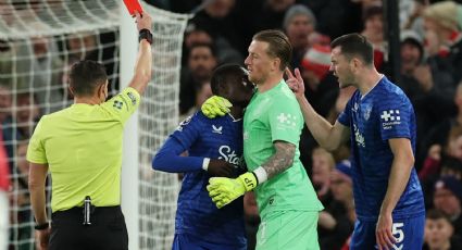 Inaudito: El senegalés Idrissa Gana Gueye es expulsado por golpear a un compañero del Everton en pleno partido ante Manchester United
