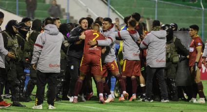 ¡17 expulsados! Se desata pelea campal en un partido de futbol; policías rocían gas pimienta para detenerla