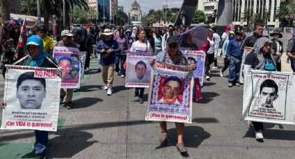 Familiares y amigos marchan por los 43 desaparecidos de Ayotzinapa en CDMX