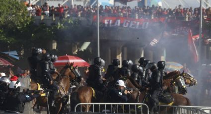 ¡Violencia en el futbol brasileño! Policías se enfrentan con aficionados del Flamengo; algunos se metieron al autobús del equipo