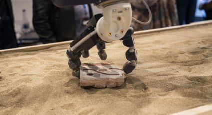 Robot con inteligencia artificial reconstruye frescos en Pompeya