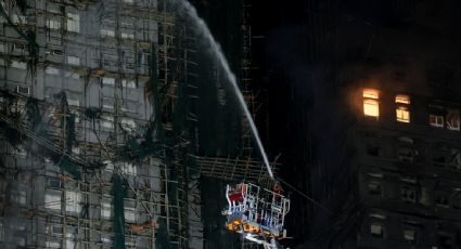 Investigan a constructora tras detención de directivos por incendio en Hong Kong; suman 94 muertos y 200 desaparecidos