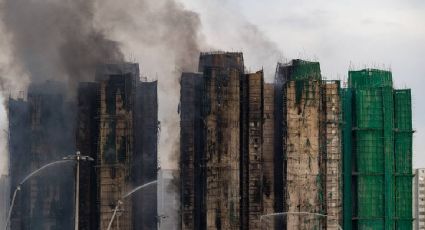 Incrementa a 128 la cifra de muertos por incendio en torres residenciales de Hong Kong; aún se buscan sobrevivientes