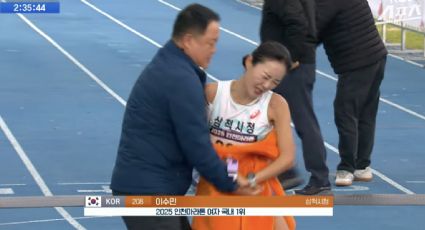 Maratonista rechaza abrazo de su entrenador al cruzar la meta y se muestra incómoda; lo acusan de tocamiento