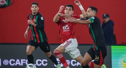 Desde la tribuna avientan un cuchillo que pasa cerca de la cabeza de un jugador y el equipo rival intenta ocultar la evidencia en la Champions de África