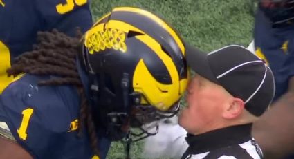 ¡Increíble que no lo expulsaron! Jugador de futbol americano colegial le da un cabezazo al réferi y sólo lo castigan con 15 yardas