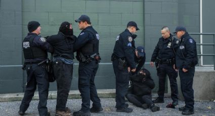 Arrestan a manifestantes por bloquear el paso de agentes migratorios durante una protesta en Nueva York