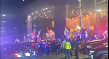 Invasión rojiblanca: Aficionados de Chivas alientan a su equipo sobre el Periférico de la CDMX previo a su duelo decisivo contra Cruz Azul