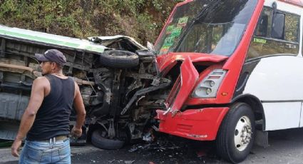 Choque de un camión deja al menos 20 personas lesionadas en carretera del Edomex