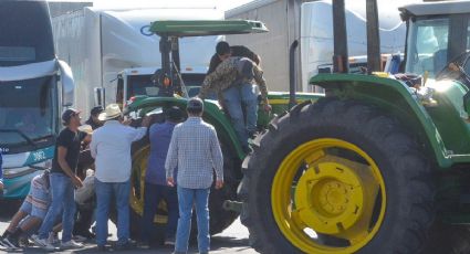 Agricultores de Guanajuato se manifiestan en instalaciones de una empresa y mantienen cuatro bloqueos carreteros