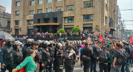 Policías impiden acceso al Zócalo a jóvenes del movimiento "Generación Z"