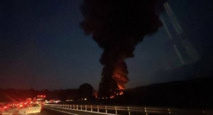 Pipa vuelca y explota en la carretera México-Puebla; equipos de emergencia atienden el siniestro