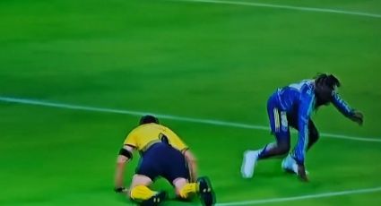 ¡Tacleado! El árbitro Luis Enrique Santander es arrollado en pleno partido por el francés Allan Saint-Maximin