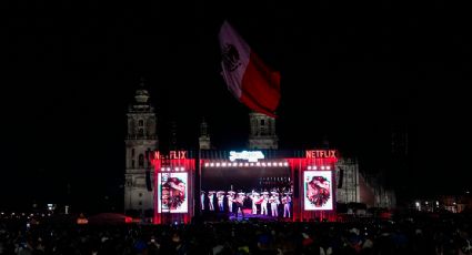 Miles llenan el Zócalo para revivir el histórico concierto de Juan Gabriel en Bellas Artes