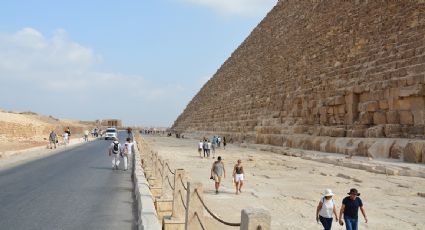 Detienen a tres turistas en Egipto por intentar tomarse fotos desnudos en la Gran Pirámide de Guiza