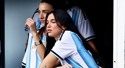 ¡Invitada de lujo! La cantante Dua Lipa luce la playera albiceleste en la victoria de Boca Juniors ante River Plate en el Superclásico de Argentina